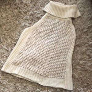 Massimo Dutti boucle sleeveless T-neck! Size S